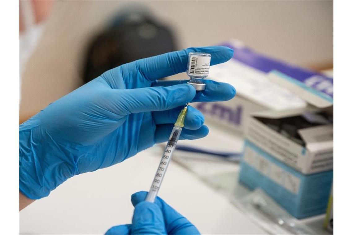 Die Mitarbeiterin eines mobilen Impfteams bereitet eine Spritze mit einem Impfstoff gegen das Coronavirus vor. Foto: Sebastian Gollnow/dpa/Symbolbild