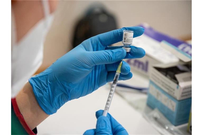Die Mitarbeiterin eines mobilen Impfteams zieht im Alten- und Pflegeheim Bürgerheim den Impfstoff von Biontech/Pfizer in eine Spritze auf. (Archivbild). Foto: Sebastian Gollnow/dpa