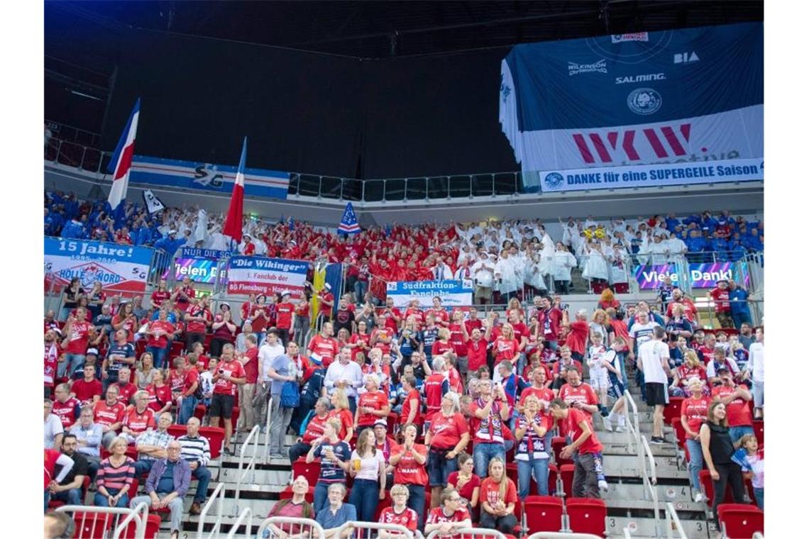 Die mitgereisten Flensburger Fans machen vor dem Spiel Stimmung im Gästeblock. Foto: Guido Kirchner