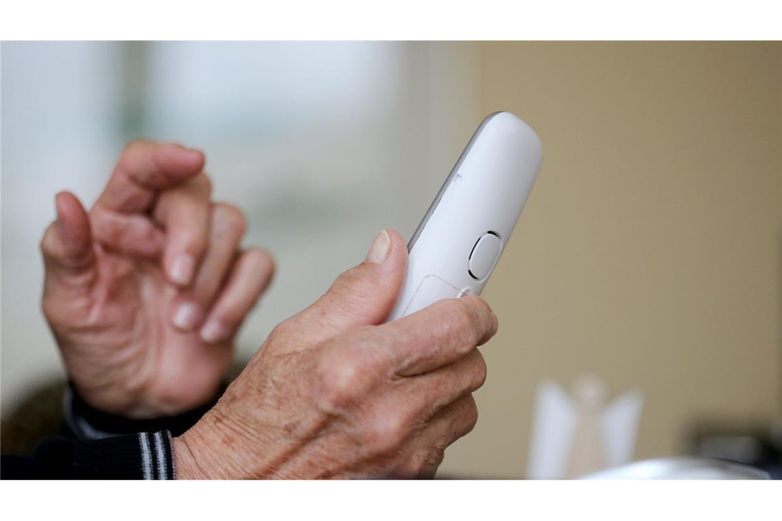 Männer sollen Senioren um über 120.000 Euro betrogen haben Die Mitglieder der Bande sollen sich telefonisch bei Senioren als Polizisten ausgegeben haben. (Symbolbild)