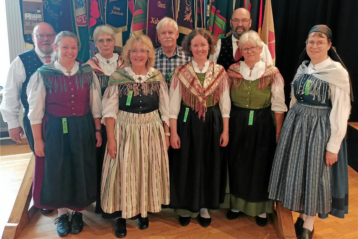 Die Mitglieder der Heimatgruppe Backnang beim Bundestreffen der Böhmerwäldler in Passau 2025. Hintere Reihe von links: Armin Fechter, Marina Claß, Reiner Claß, Ulrich Glaser; vorne: Klara Fechter, Heike Seidle, Stefanie Fechter, Angelika Fechter, Barbara Glaser. Foto: privat