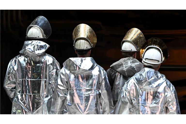 Die Mitglieder der IG Metall bei Thyssenkrupp Steel haben mit großer Mehrheit für einen Sanierungstarifvertrag gestimmt. Er sieht auch massive Lohnkürzungen vor. (Archivbild)