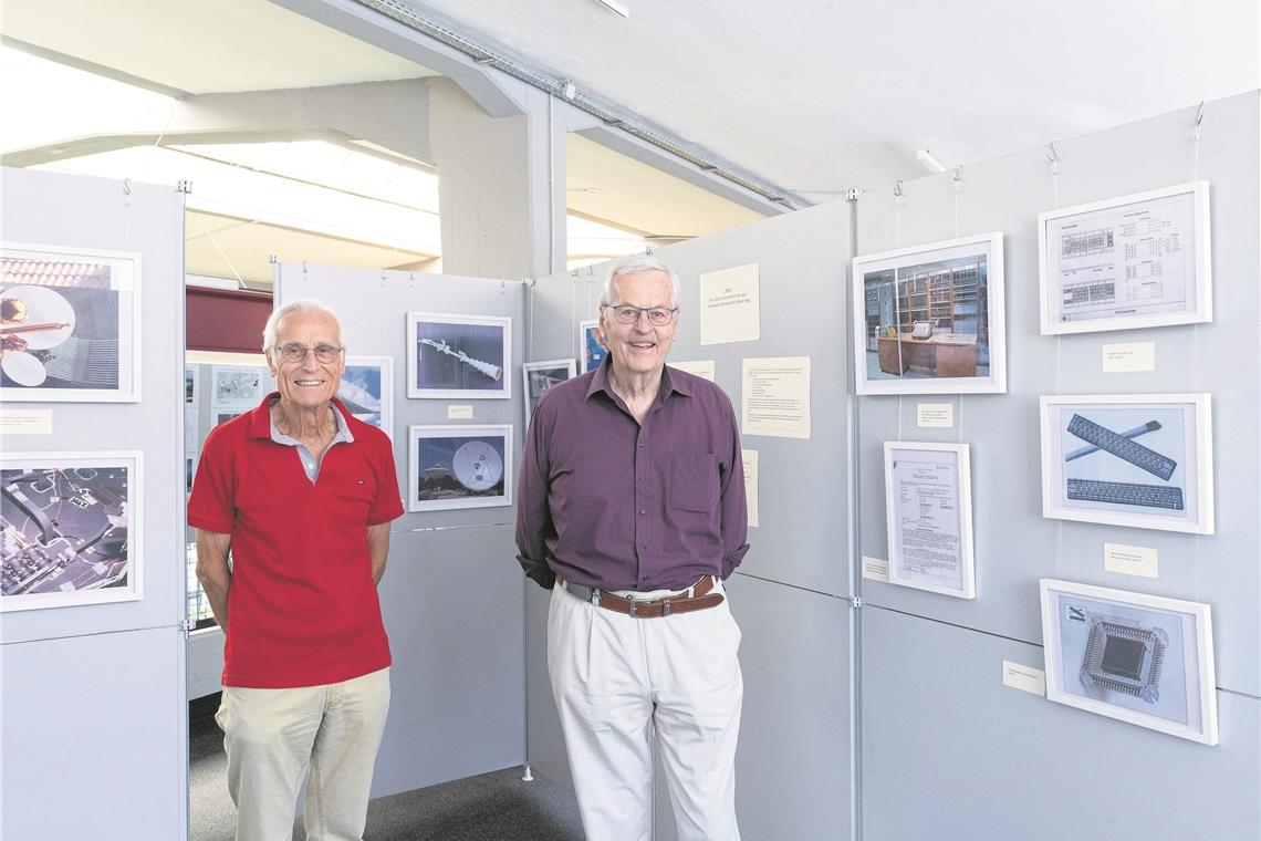 Die Mitglieder des Backnanger Technikforums Holger Parplies (links) und Gerald Jarmuske führen durch die Ausstellung. Foto: J. Fiedler