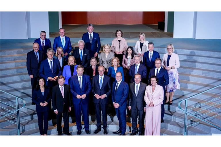 Die Mitglieder des Bundeskabinetts stehen nach der ersten Sitzung des neuen Bundeskabinetts für ein Gruppenfoto mit Bundeskanzler Friedrich Merz zusammen.