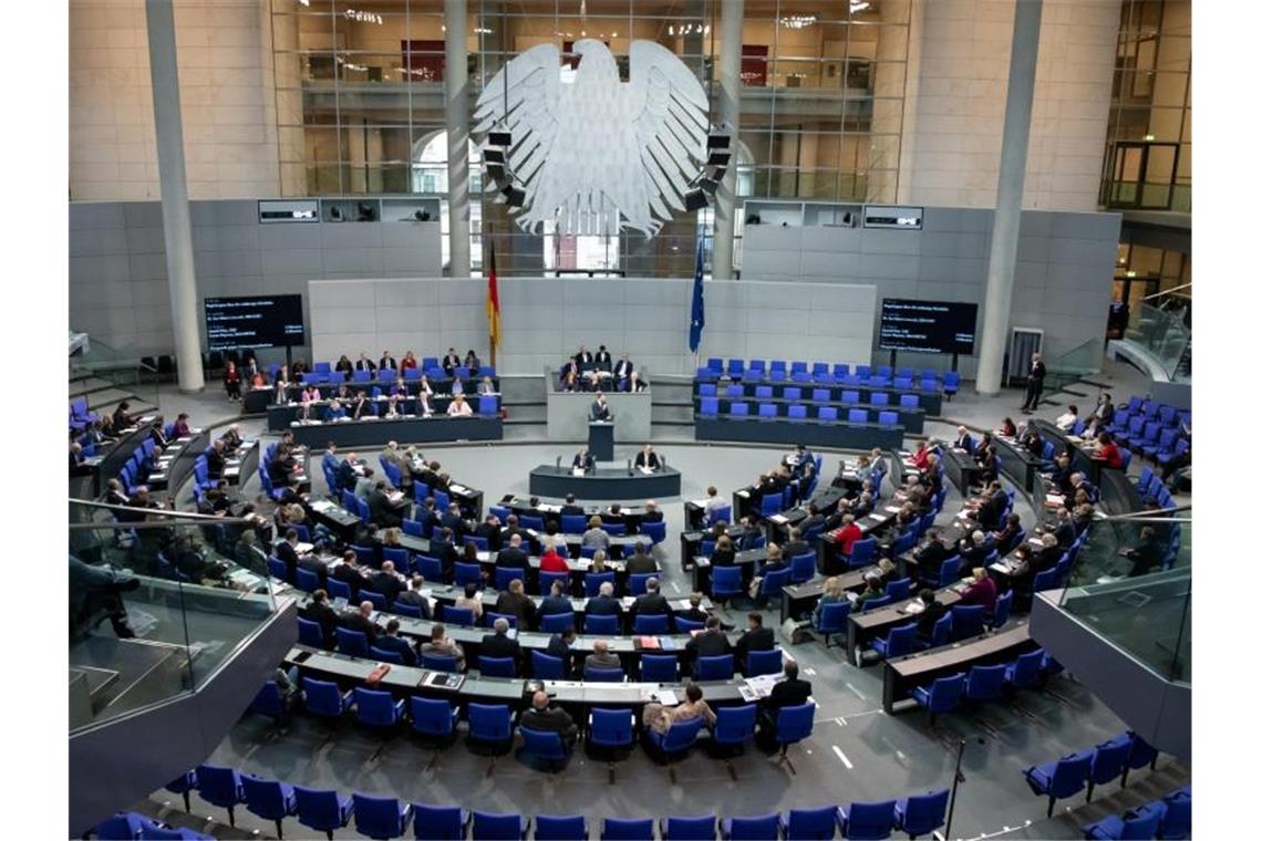 Die Mitglieder des Bundestages debattieren während Plenarsitzung im Deutschen Bundestag. Foto: Bernd von Jutrczenka/dpa