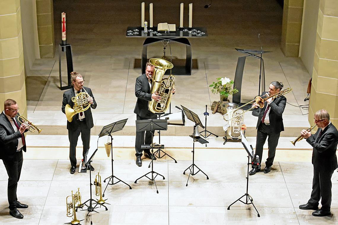 Die Mitglieder des Ensembles Classic Brass reißen das Publikum in der fast voll besetzten Backnanger Stiftskirche mit (von links): Zoltán Nagy (Trompete), Christian Fath (Horn), Roland Krem (Tuba), Szabolcs Mann-Horváth (Posaune) und Jürgen Gröblehner (Trompete). Foto: Tobias Sellmaier