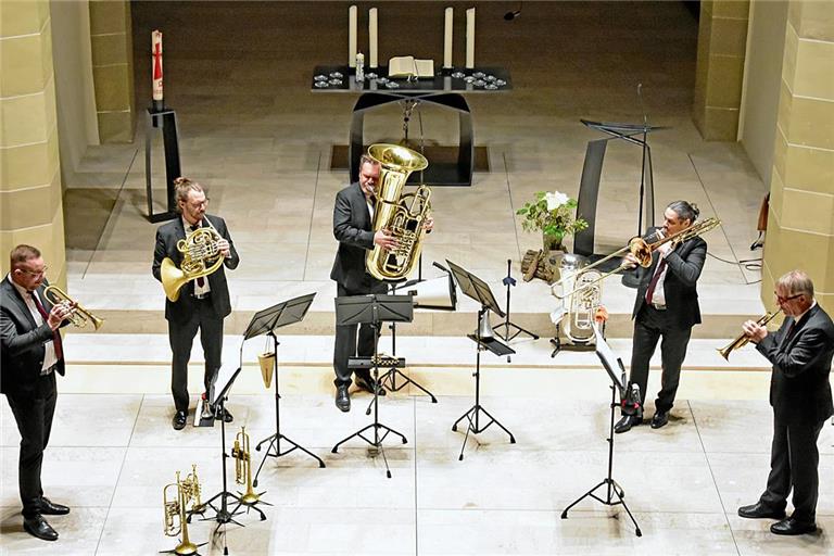 Die Mitglieder des Ensembles Classic Brass reißen das Publikum in der fast voll besetzten Backnanger Stiftskirche mit (von links): Zoltán Nagy (Trompete), Christian Fath (Horn), Roland Krem (Tuba), Szabolcs Mann-Horváth (Posaune) und Jürgen Gröblehner (Trompete). Foto: Tobias Sellmaier