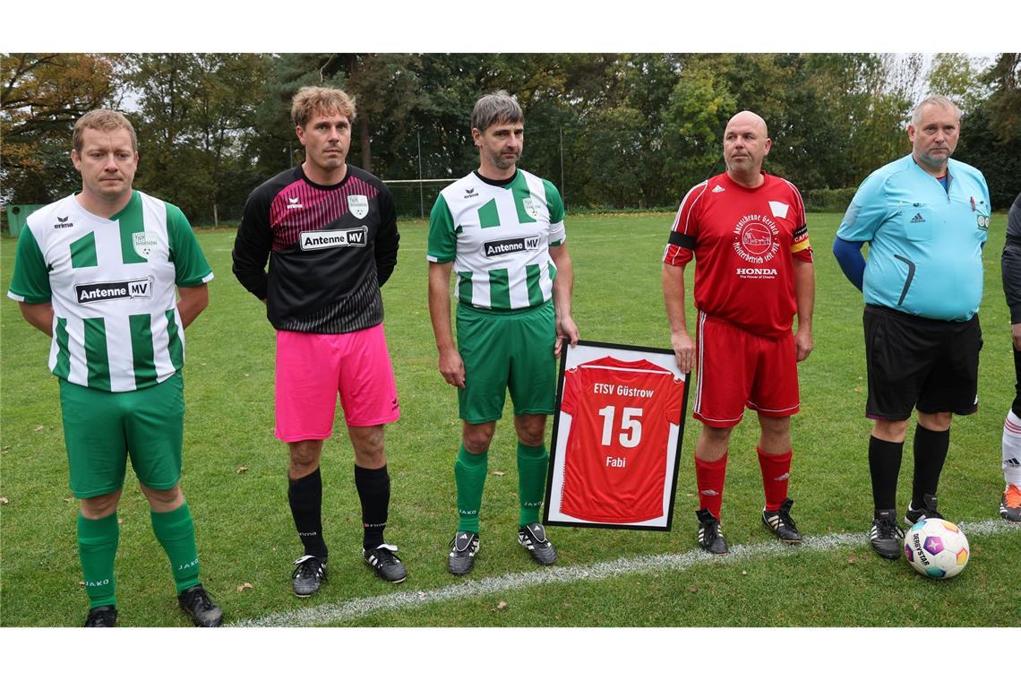 "Werden Fabi nicht vergessen" - Gedenken bei Fußballspiel Die Mitglieder des ETSV Güstrow erinnerten mit einem Trikot an den getöteten Jungen.