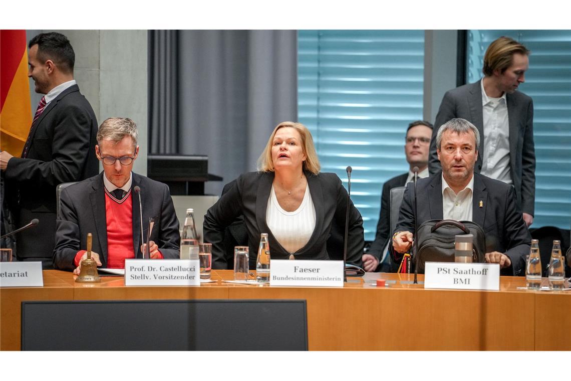 Sondersitzung im Bundestag zu Anschlag in München Die Mitglieder des Innenausschusses im Bundestag wollen sich diese Woche zu einer Sondersitzung treffen, in der es um den Anschlag in München gehen soll (Archivbild).