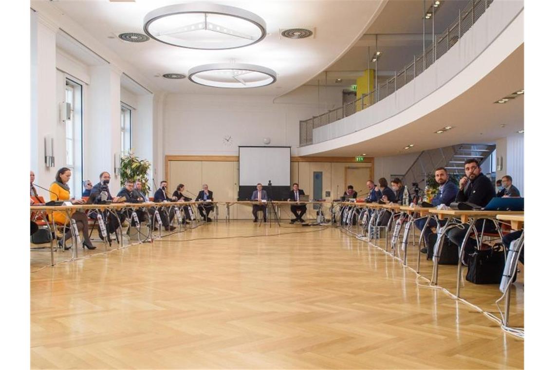 Die Mitglieder des Medienausschusses des Landtages sitzen in der Kantine des Landtages, die wegen der Corona-Pandemie zum Sitzungssaal umfunktioniert wurde. Foto: Klaus-Dietmar Gabbert/dpa-Zentralbild/dpa