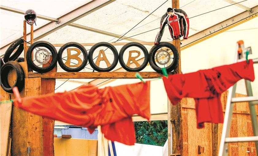 Die Mitglieder des MSC Spiegelberg haben die Bar motorradtauglich dekoriert. An einer Leine hängen die Erinnerungen an vergangene Zeiten: T-Shirts der letzten 24 Motorradtreffen in Jux. Fotos: A. Becher
