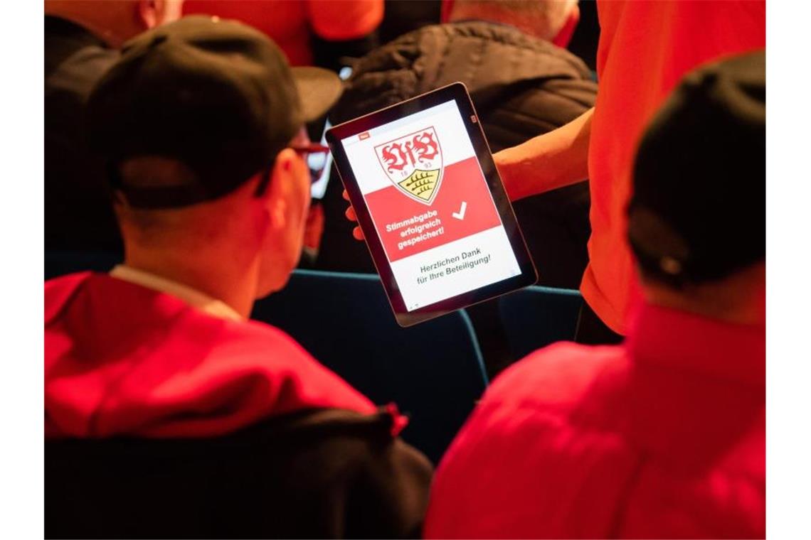 Keine Entlastung für ehemaligen VfB-Präsident Dietrich Die Mitglieder des VfB Stuttgart stimmen mit einem Tablet ab. Foto: Tom Weller/dpa