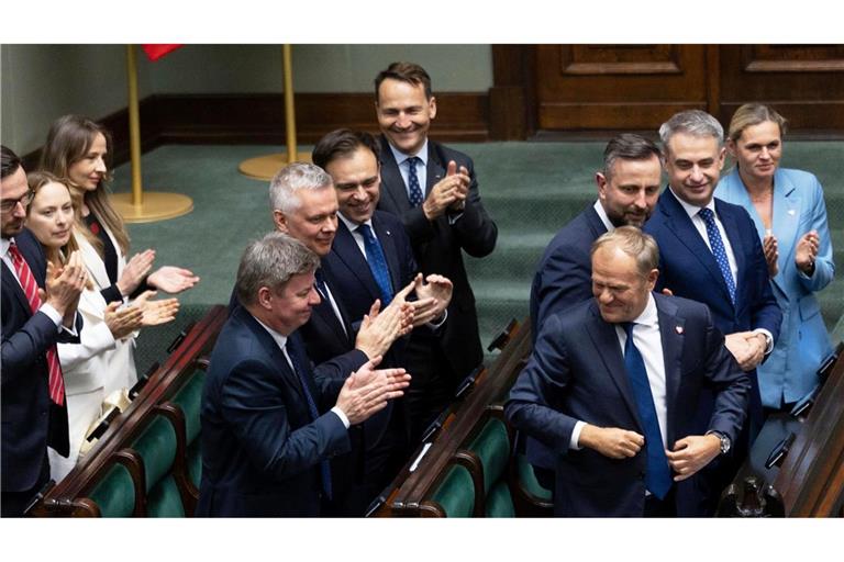 Die Mitte-Links-Regierung des polnischen Ministerpräsidenten Donald Tusk (vorn r) hat die Vertrauensabstimmung im Parlament überstanden.
