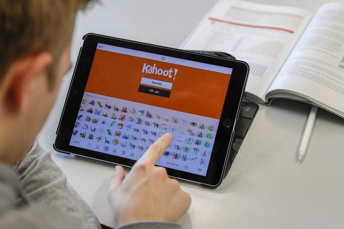 Digitalpakt: Auszahlung der Fördermittel stockt im Rems-Murr-Kreis Die Mittel aus dem Digitalpakt Schule sollen es unter anderem ermöglichen, dass im Unterricht wie hier an der Eduard-Breuninger-Schule in Backnang Hilfsmittel wie Tablets zum Einsatz kommen. Archivfoto: Alexander Becher