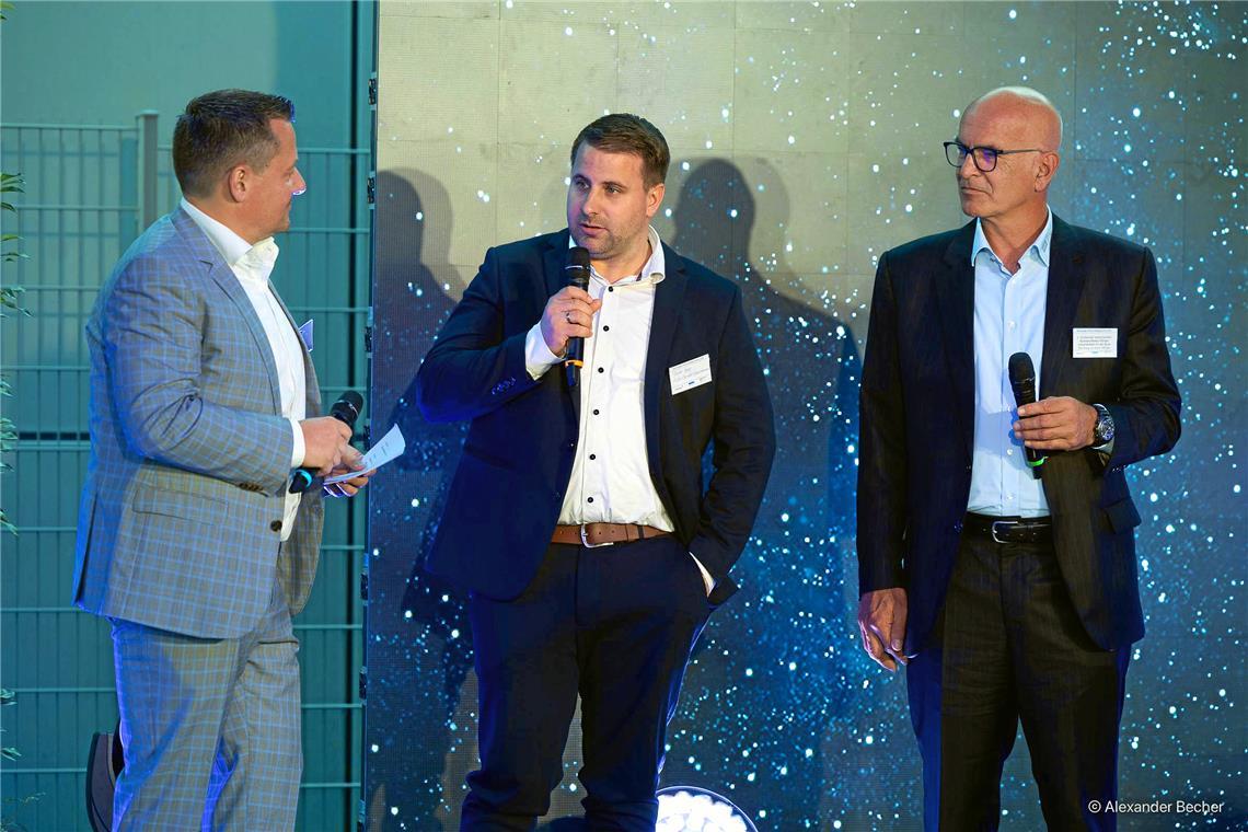 21. Backnanger Wirtschaftsgespräche auf dem Tesat-Areal Die Mitveranstalter Stefan Hopp (Mitte) und Markus Höfliger (rechts) im Gespräch mit Moderator Josh Kochhann. Fotos: Alexander Becher