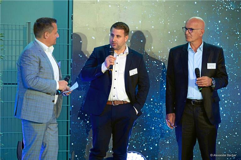 Die Mitveranstalter Stefan Hopp (Mitte) und Markus Höfliger (rechts) im Gespräch mit Moderator Josh Kochhann. Fotos: Alexander Becher