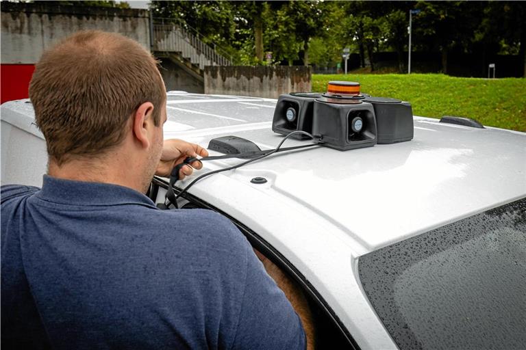 Die mobilen Sirenen der Gemeinde Auenwald sind in wenigen Sekunden montiert. So konnte die Gemeinde am gestrigen Warntag auch ohne fest installierte Sirene die Bevölkerung warnen. Foto: Alexander Becher