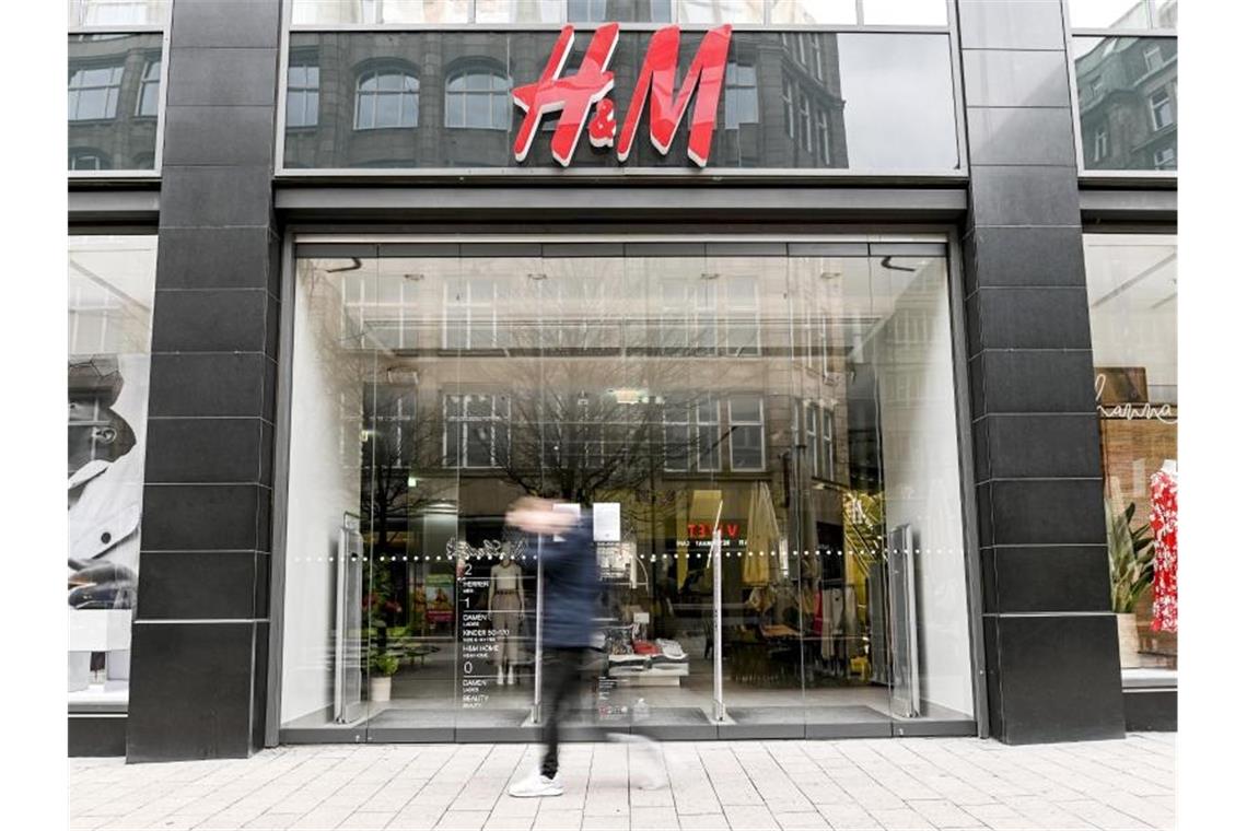 H&M-Umsatz bricht im März um fast 50 Prozent ein Die Modekette H&M hat ihre Läden wegen der Corona-Krise schließen müssen und verzeichnet nun einen massiven Einbruch der Erlöse. Foto: Axel Heimken/dpa