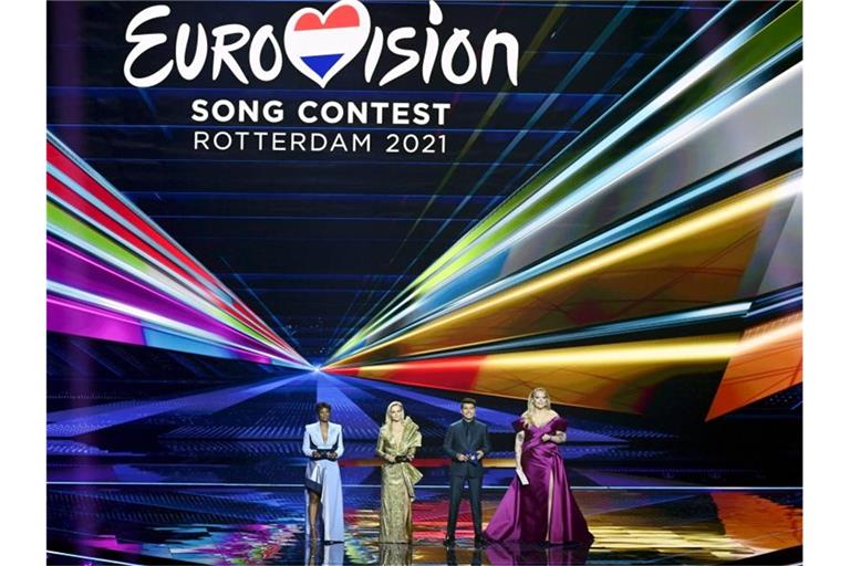 Die Moderatoren Edsilia Rombley (l-r), Chantal Janzen, Jan Smit und Nikkie de Jager moderieren die erste Generalprobe für das große Finale des 65. Eurovision Song Contest. Foto: Heikki Saukkomaa/Lehtikuva/dpa