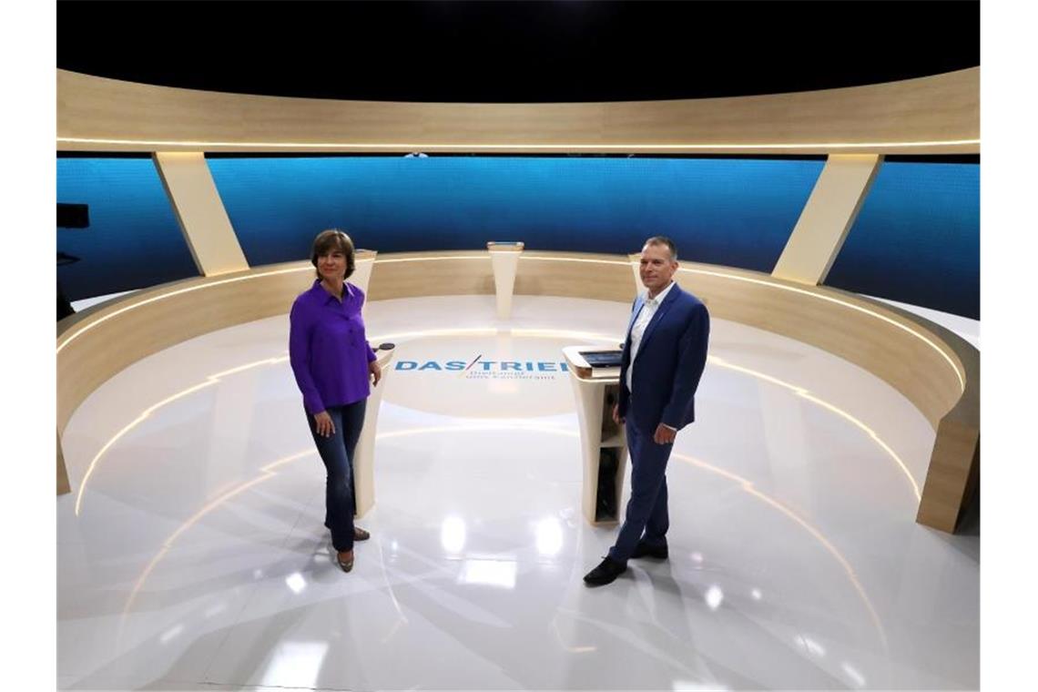 Die Moderatoren Maybrit Illner (ZDF) und Oliver Köhr (ARD) im Studio Berlin Adlershof. Foto: Wolfgang Kumm/dpa