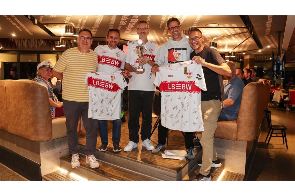 Die Moderatoren Philipp Maisel und Holger Laser mit dem Siegertrio des Pub-Quiz-Finalabends.