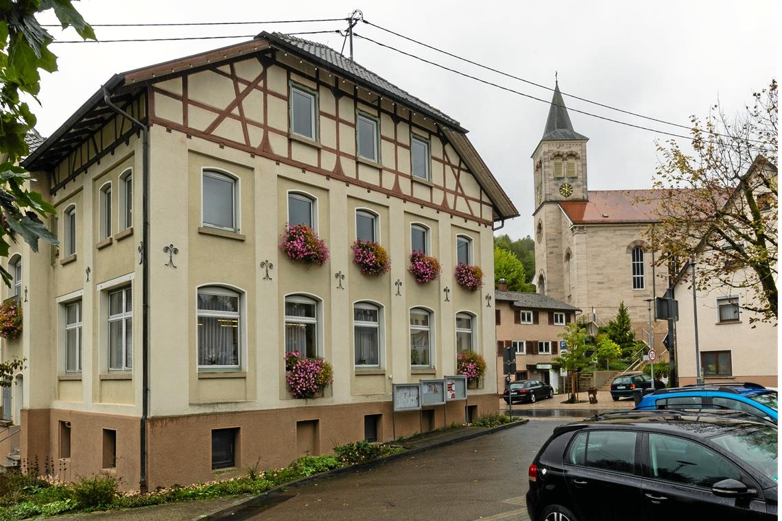 Infoveranstaltung zum Sanierungsgebiet „Ortsmitte II“ in Spiegelberg Die Modernisierung des Rathauses ist ein Vorhaben im geplanten Sanierungsgebiet. Es besteht die Idee, das Gebäude so umzubauen, dass der Zugang, der in Zukunft barrierefrei sein soll, von der Parkplatzseite her erfolgt. Foto: Alexander Becher