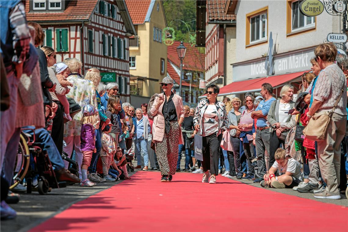 Mode und Markt, Genüsse und Fitness Die Modeschau auf dem Marktplatz lockt viele Besucherinnen und Besucher an. Fotos: Stefan Bossow