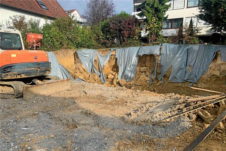 Die mögliche Hangrutschung auf der Baustelle am Häfnersweg hätte für die Bewohner des Hauses auf der rechten Seite im Hintergrund erhebliche Folgen gehabt, da sich dort die Zufahrten zu den Garagen befinden. Foto: privat