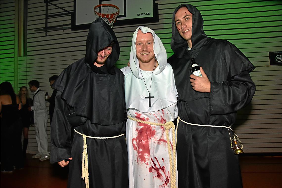 Die Mönche in ihren Kutten. CLOUDSEVEN HALLOWEEN-Party in der Gemeindehalle Burg...