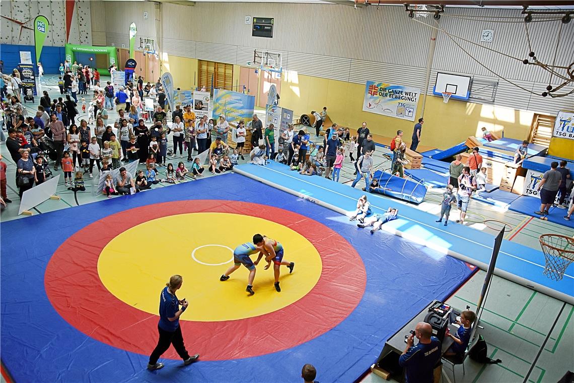 Die Mörikehalle mit verschiedenen Ständen der Sportabteilungen.