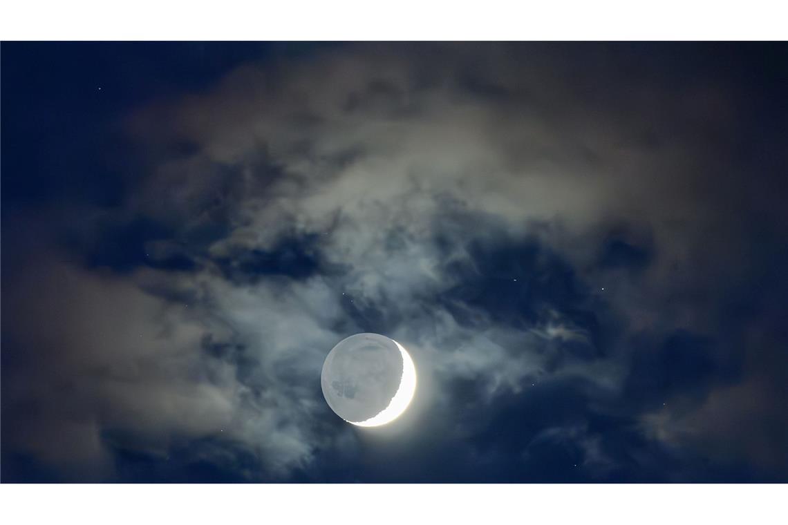 Sonne, Mond und Sterne im März - Mond- und Sonnenfinsternis