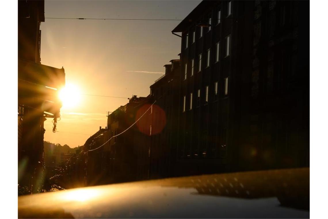 Die Morgensonne scheint in eine Straße in Stuttgart. Foto: Sebastian Gollnow/dpa/Archivbild