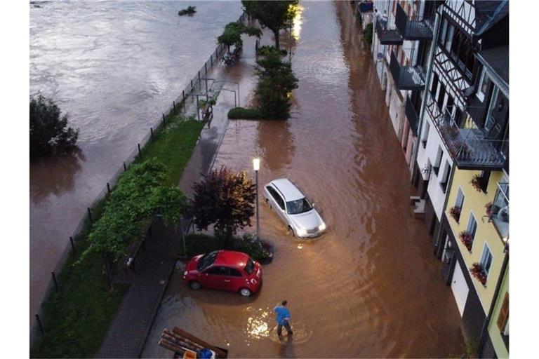 Die Mosel ist in der Ortschaft Zell über die Ufer getreten. Foto: ---/Nord-West-Media TV /dpa