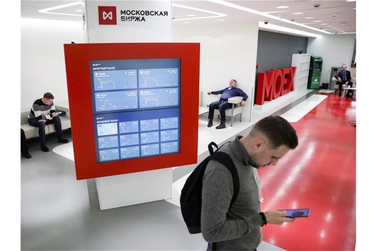 Die Moskauer Aktienbörse bleibt angesichts des Ukraine-Krieges die dritte Woche in Folge geschlossen. Foto: Pavel Golovkin/AP/dpa