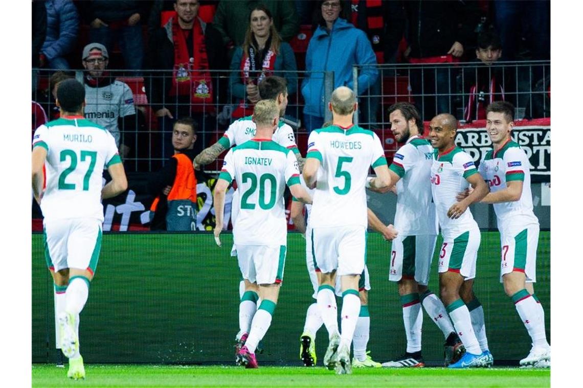 Die Moskauer freuen sich über das Tor zum 1:0 gegen Bayer Leverkusen durch Grzegorz Krychowiak (3.v.r.). Foto: Rolf Vennenbernd