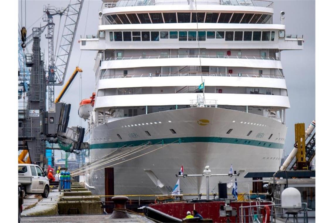 „MS Amera“ bricht nach Corona-Fällen Reise ab Die „MS Amera“ am Kreuzfahrtterminal in Bremerhaven. Foto: Sina Schuldt/dpa