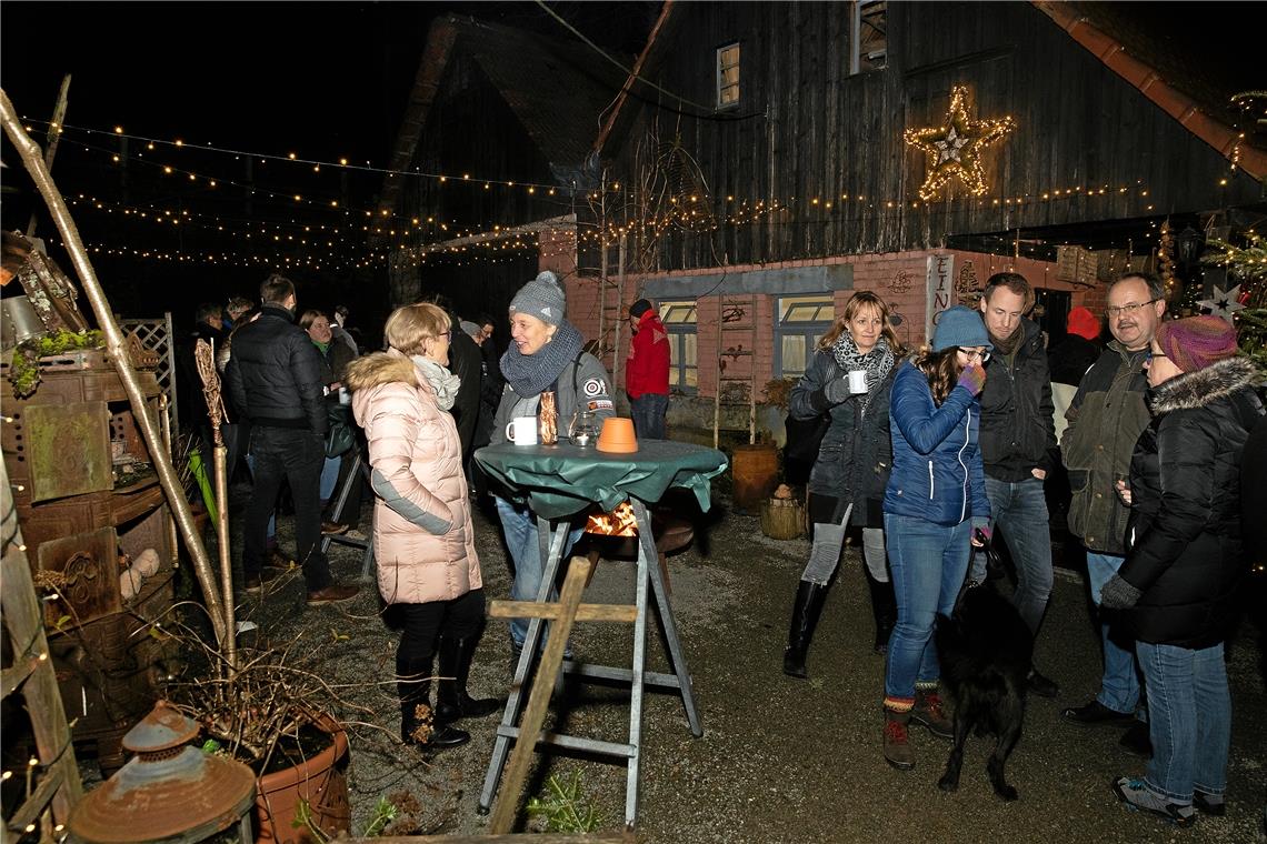 Ansturm durch ruhig flackernde Kerzen Die Mühlenweihnacht rund um die Glattenzainbachmühle ist längst kein Geheimtipp mehr, ein Besuch aber trotzdem noch lohnenswert. Foto: J. Fiedler