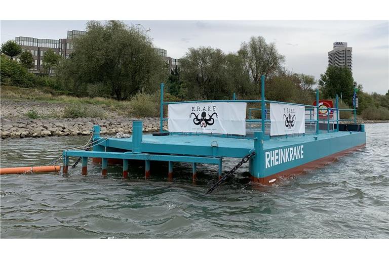 Die Müllfalle – genannt "Rheinkrake" – schwimmt an ihrer Position auf dem Rhein in Köln. (Archivbild)