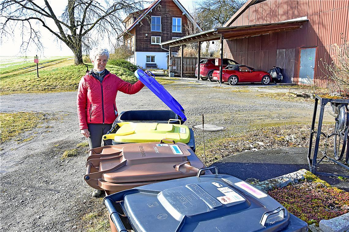 Die Mülltonnen bleiben im Rötleshof oft ungeleert: Evi Buchfink ärgert sich, dass sie dafür die volle Müllgebühr zahlt. Foto: Tobias Sellmaier