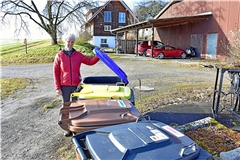 Die Mülltonnen bleiben im Rötleshof oft ungeleert: Evi Buchfink ärgert sich, dass sie dafür die volle Müllgebühr zahlt. Foto: Tobias Sellmaier