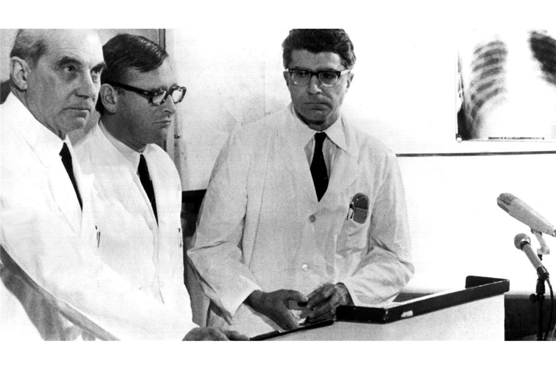 Freitag, der Dreizehnte: 13 erfreuliche Ereignisse Die Münchner Chirurgen Rudolf Zenker (l), Werner Rudolph (m) und Werner Klinner (r) bestätigen am 14. Februar 1969 vor Journalisten, dass am 13. Februar 1969 die erste Herztransplantation in der Bundesrepublik durchgeführt wurde. (Archivbild)
