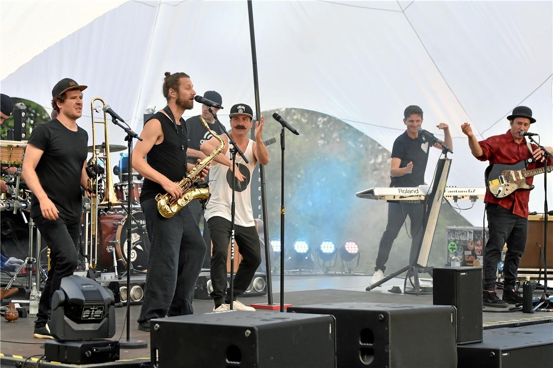 Die Münchner Combo Jamaram kam zum Murrhardter Bergfestival mit acht Musikern. Foto: T. Sellmaier