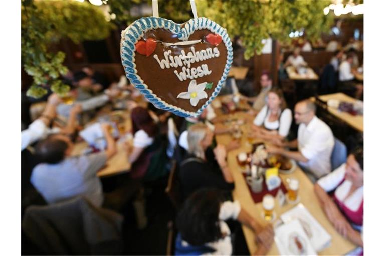 Die Münchner Innenstadtwirte und die Wiesnwirte haben mit Musik, Wiesn-Schmankerl und Wiesn-Bier in ihren Gaststätten trotz des erneut abgesagten Oktoberfests etwas Volksfeststimmung in die Stadt geholt. Foto: Angelika Warmuth/dpa