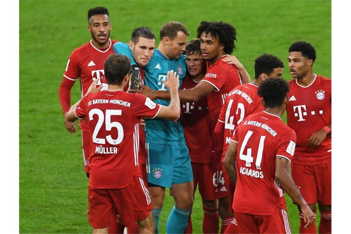 Bayern auch Supercup-Sieger - „Haben für den Pott gefightet“ Die Münchner Mannschaft um Kapitän Manuel Neuer feiert den hart erkämpften 3:2 Sieg. Foto: Andreas Gebert/Reuters/Pool/dpa