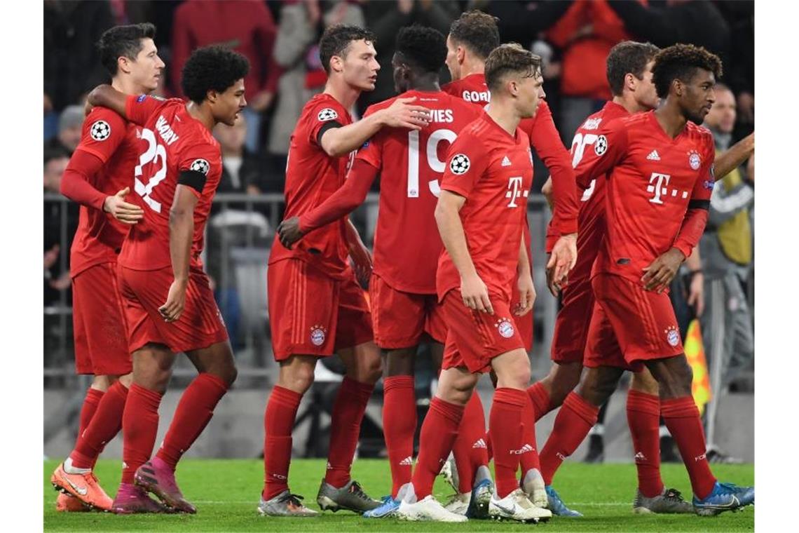 Die Münchner Spieler feiern das 1:0 durch Robert Lewandowski. Foto: Sven Hoppe/dpa
