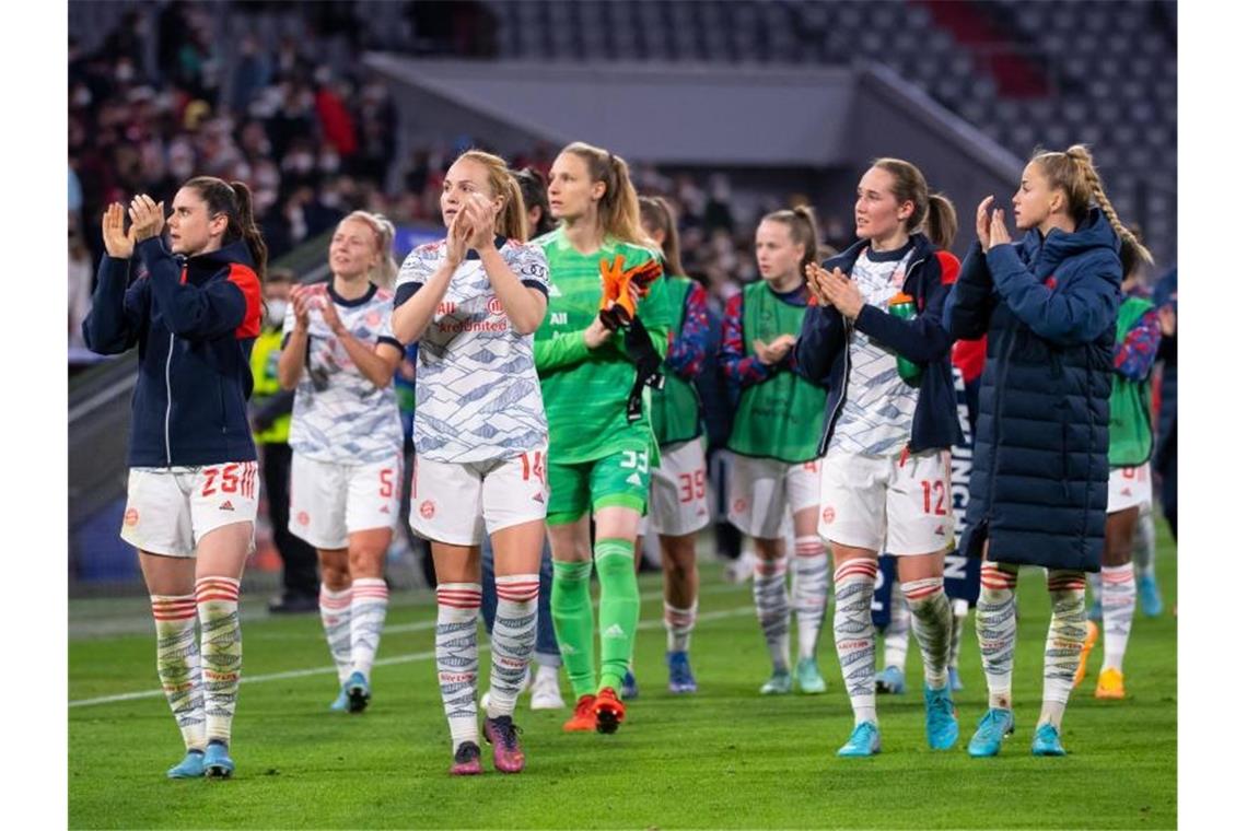 Bayern-Frauen in der Allianz Arena: „Signalwirkung“ Die Münchner Spielerinnen bedanken sich nach dem Spiel gegen Paris bei den Fans. Foto: Sven Hoppe/dpa