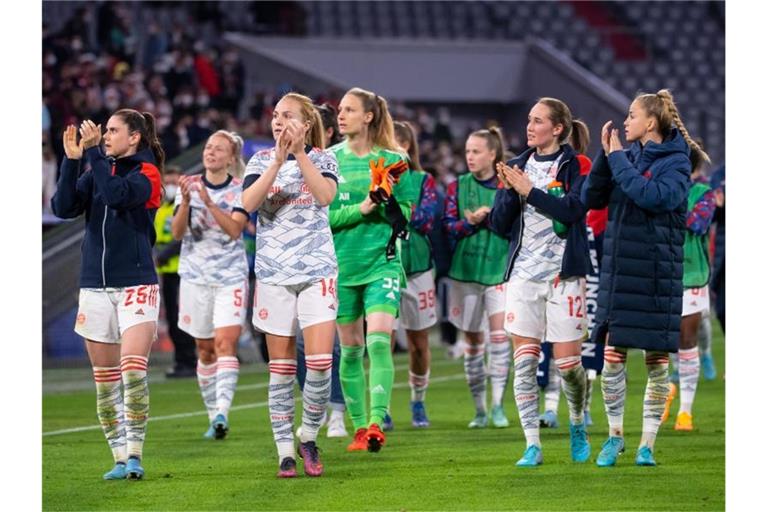 Die Münchner Spielerinnen bedanken sich nach dem Spiel gegen Paris bei den Fans. Foto: Sven Hoppe/dpa