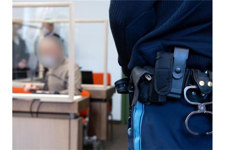 Die Münchner Staatsanwaltschaft wirft einem Physiotherapeuten Vergewaltigung im Rahmen von Behandlungen vor - der Angeklagte ist einschlägig vorbestraft. Foto: Sven Hoppe/dpa