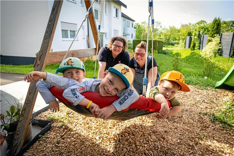 Die Mütter Marina (links) und Andrea Bohn feiern mit ihren Söhnen Henry, Hugo und Hannes den Muttertag und Vatertag jeweils als Familientag. Foto: Alexander Becher