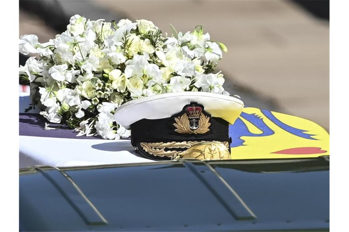 Die Mütze der Royal Navy auf dem Sarg während der Beerdigung von Großbritanniens Prinz Philip auf Schloss Windsor. Foto: Leon Neal/Pool Getty/AP/dpa